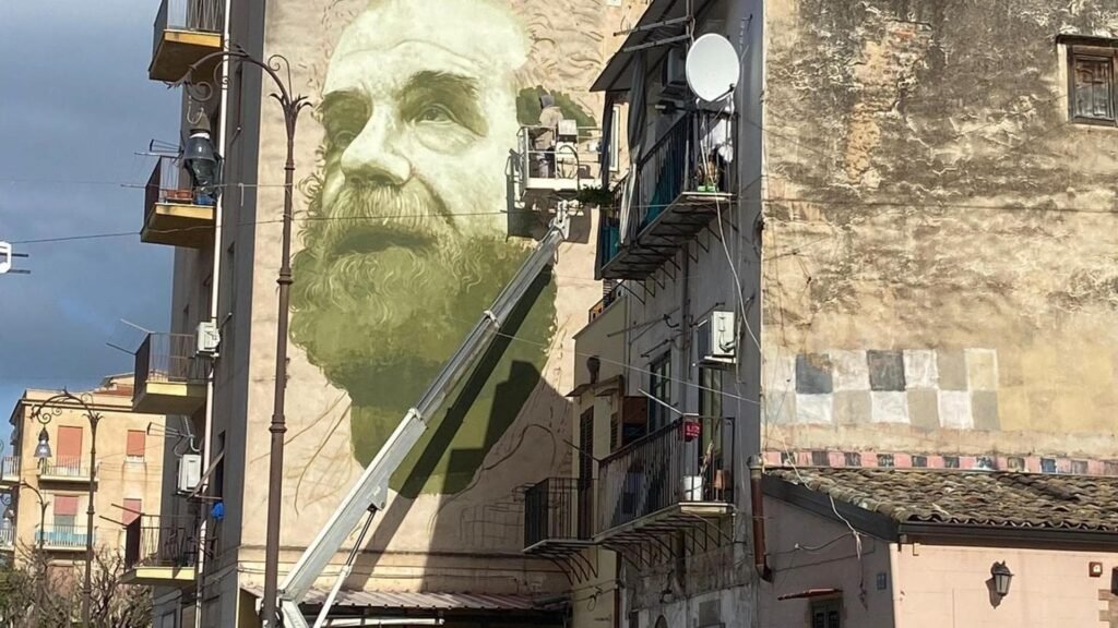 foto di un murale che rappresenta Franco Scaldati nel quartiere albergheria di Palermo
